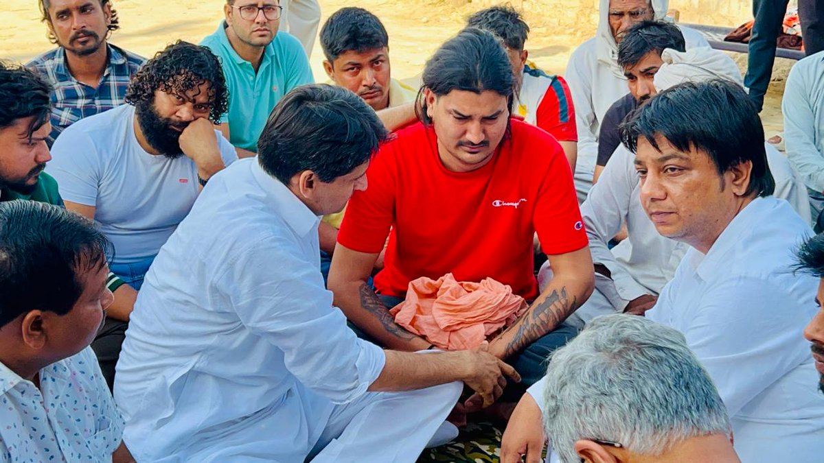 DeependerSHooda's tweet photo. आज रोहतक में हरियाणवी गायक भाई अमित सैनी रोहतकिया के निवास पर पहुँचकर उनके पुत्र की दुर्भाग्यपूर्ण सड़क हादसे में मृत्यु होने पर शोक संवेदनाएं व्यक्त कर श्रद्धांजलि अर्पित की और असहनीय वेदना की इस घड़ी में शोक संतप्त परिवार को ढांढ़स बंधाया।

ईश्वर से प्रर्थना है कि परिवार को यह दुःख सहन करने की शक्ति प्रदान करें।