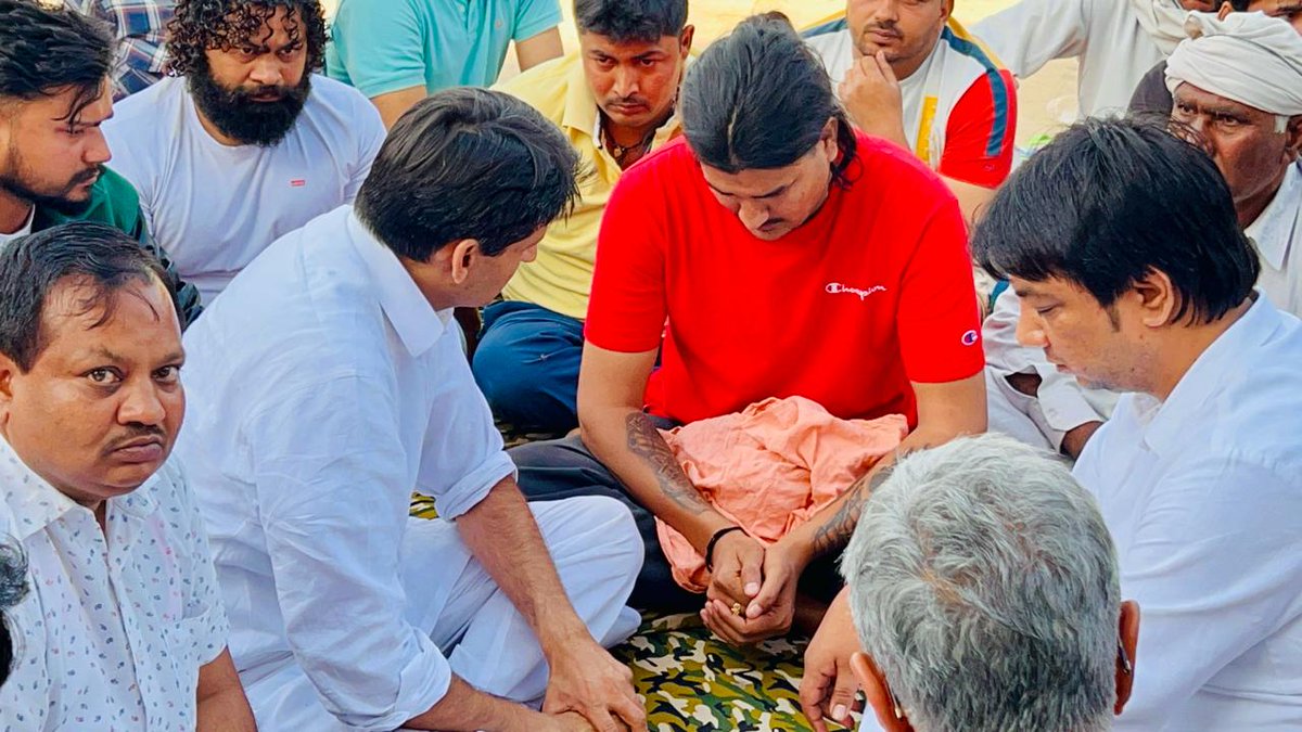 DeependerSHooda's tweet photo. आज रोहतक में हरियाणवी गायक भाई अमित सैनी रोहतकिया के निवास पर पहुँचकर उनके पुत्र की दुर्भाग्यपूर्ण सड़क हादसे में मृत्यु होने पर शोक संवेदनाएं व्यक्त कर श्रद्धांजलि अर्पित की और असहनीय वेदना की इस घड़ी में शोक संतप्त परिवार को ढांढ़स बंधाया।

ईश्वर से प्रर्थना है कि परिवार को यह दुःख सहन करने की शक्ति प्रदान करें।