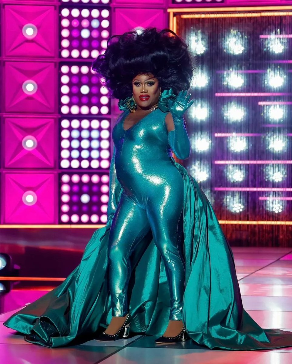 A Mhi'ya não mentiu quando falou que pesquisou "DragCon 1980" no Google e fez o primeiro look que apareceu! ICÔNICA DEMAIS 🗣