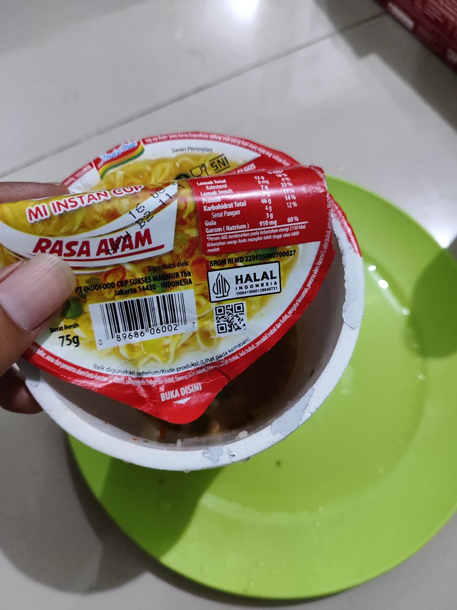 mrbig093's tweet photo. @ngePopMie awal bulan nyetok popmie, tp udh 2x nyeduh pop mie ayam ada bocor halus, kalo yg baso sama ayam bawang aman. no batch NPW B2 takutnya ada kesalahan saat produksi kemasan min.. https://t.co/XQRTIZCUvv