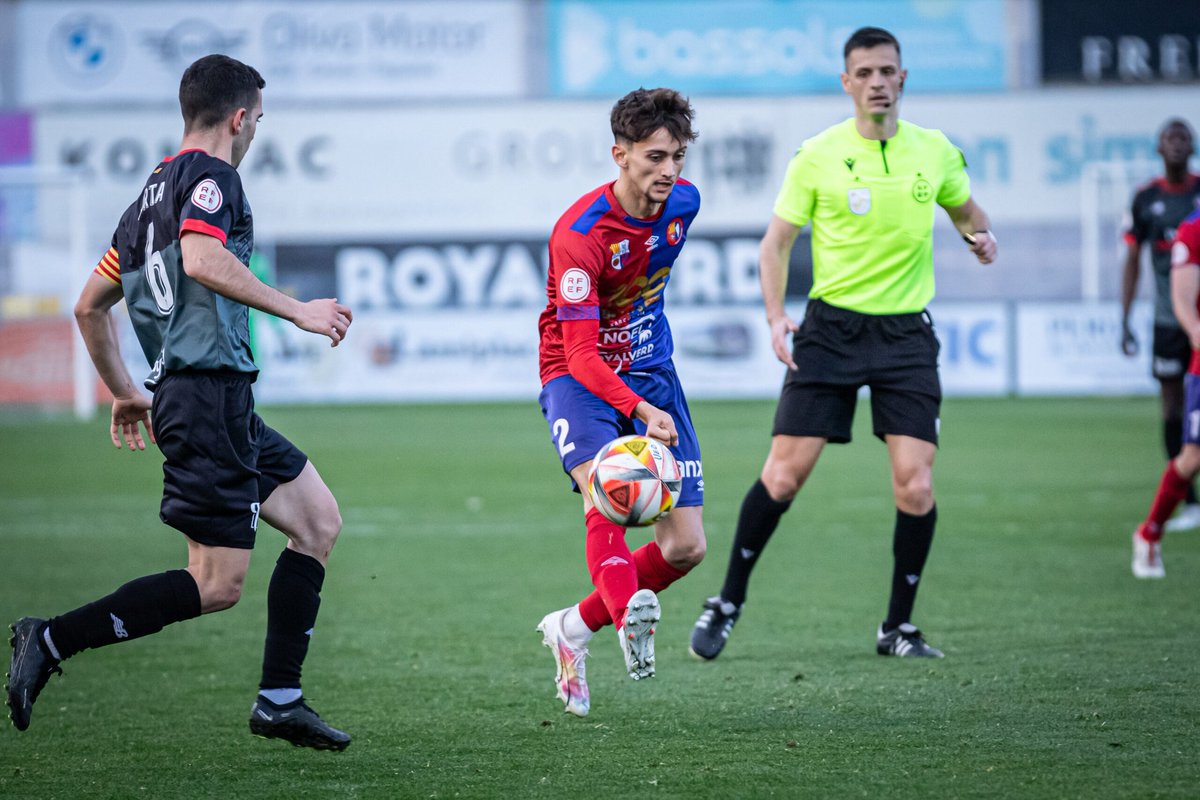 UEO1921's tweet photo. 🚅 @MarcoGil07 

👏 Quins bons minuts del vallesà entrant de refresc

🌀 Profund, veloç i precís en les passades!

#OlotMollerussa #3RFEF5 #ElQueOlotEsMereix https://t.co/SLyntDgyTh