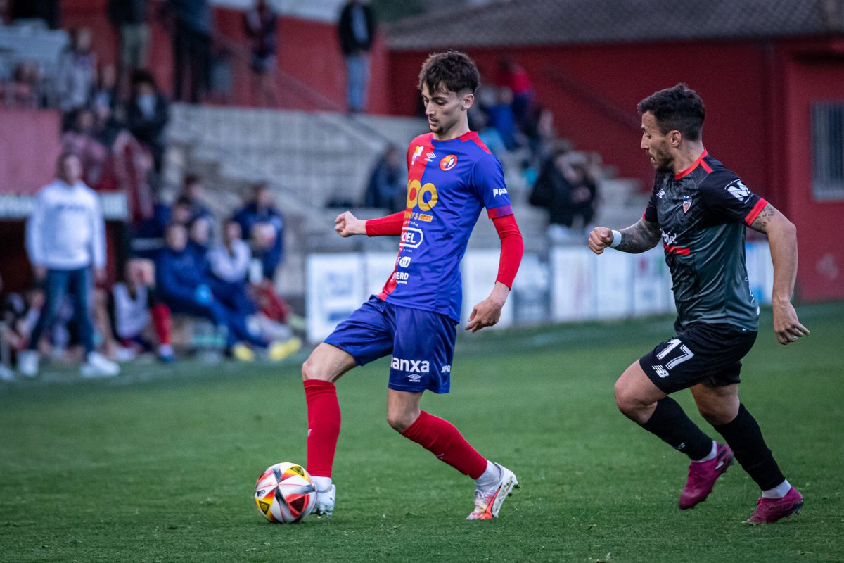 UEO1921's tweet photo. 🚅 @MarcoGil07 

👏 Quins bons minuts del vallesà entrant de refresc

🌀 Profund, veloç i precís en les passades!

#OlotMollerussa #3RFEF5 #ElQueOlotEsMereix https://t.co/SLyntDgyTh
