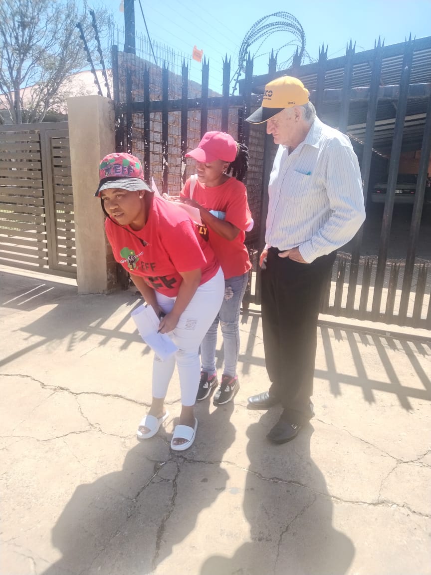 EFFWESTRAND_'s tweet photo. Door to door continues unabated in Westrand Region....Randwest Ward 6.
#2024isOur1994 
@EFFGautengProv @EFFSouthAfrica https://t.co/0yg2z0C5CR