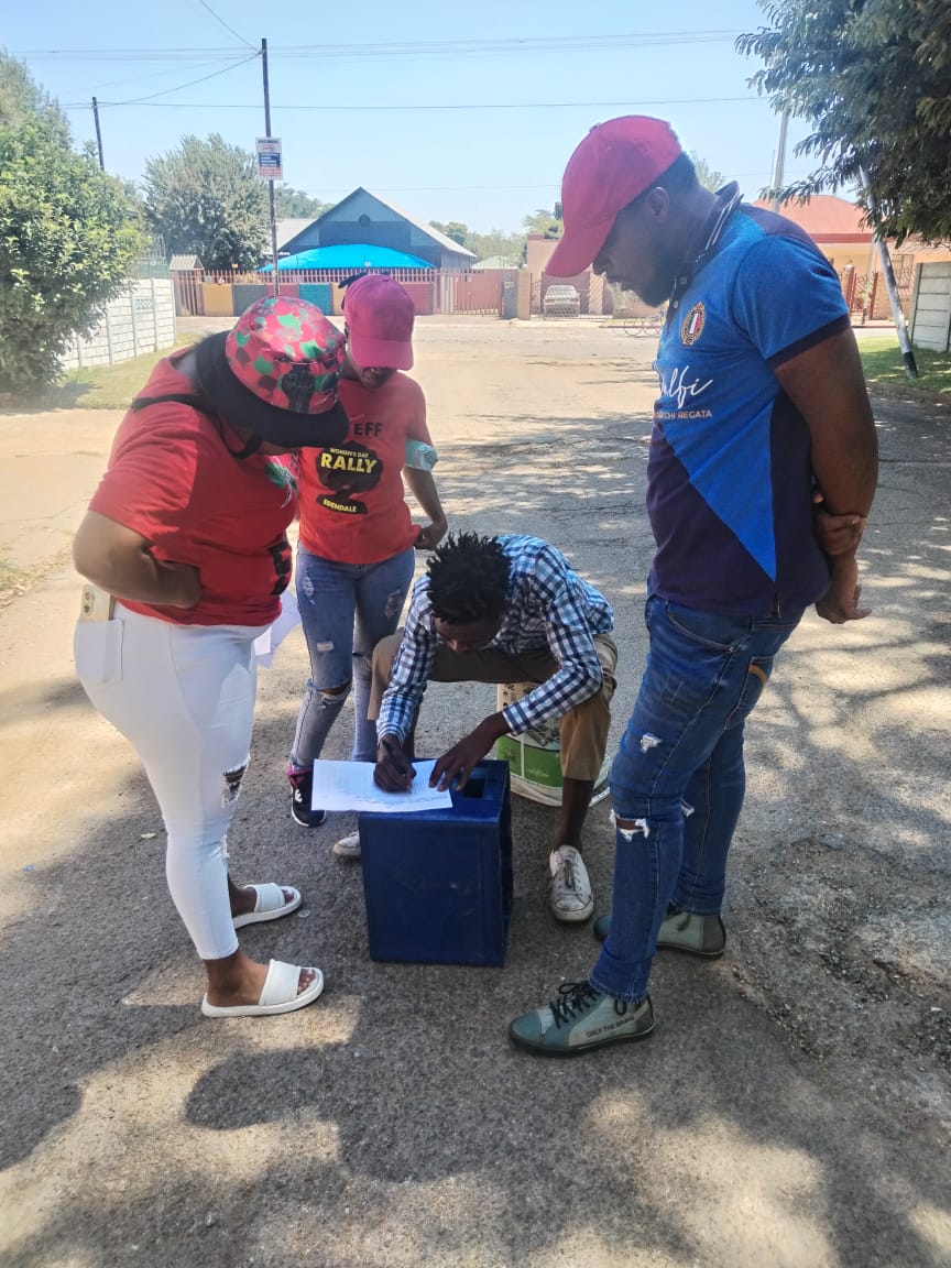 EFFWESTRAND_'s tweet photo. Door to door continues unabated in Westrand Region....Randwest Ward 6.
#2024isOur1994 
@EFFGautengProv @EFFSouthAfrica https://t.co/0yg2z0C5CR