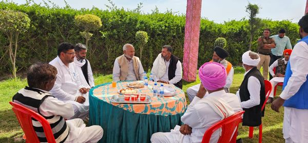 lakshmannapa's tweet photo. गाँव #बादलगढ़ स्थित होटल रॉयल में जोगिन्द्र बाजीगर जी की भतीजी के #विवाह समारोह में शिरकत कर परिवार को #शुभकामनाएं प्रेषित की और बेटी को सफल #वैवाहिक जीवन का आशीर्वाद दिया |
#marriage #samaroh #badalgarh https://t.co/vk7aBTA9Wv