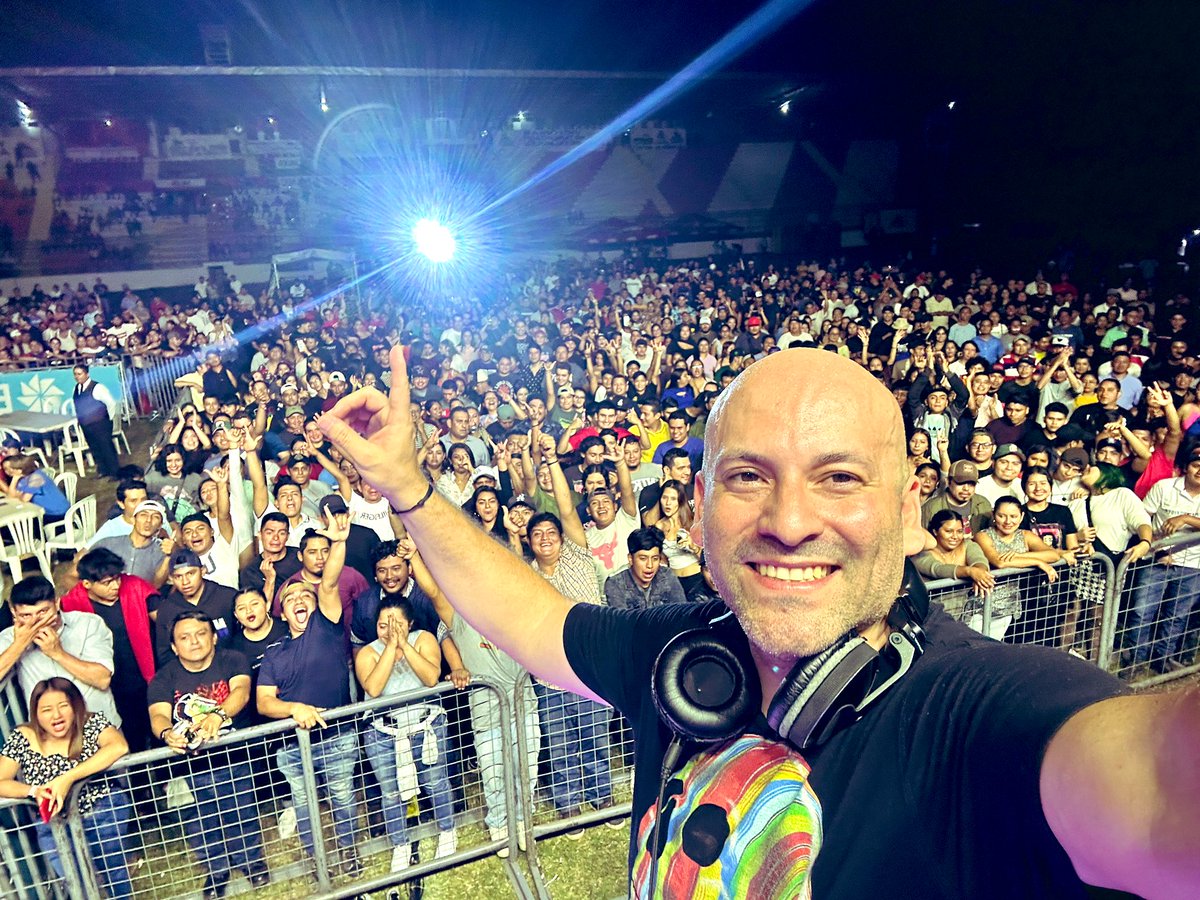 djfrancisdavila's tweet photo. Gracias Coatepeque… Que fiestón armamos ayer. Se tocar en estadios llenos y también en espacios pequeños y vacíos. Siempre agradecido con lo que tengo 🙏❤️ https://t.co/tW43FBWZpv