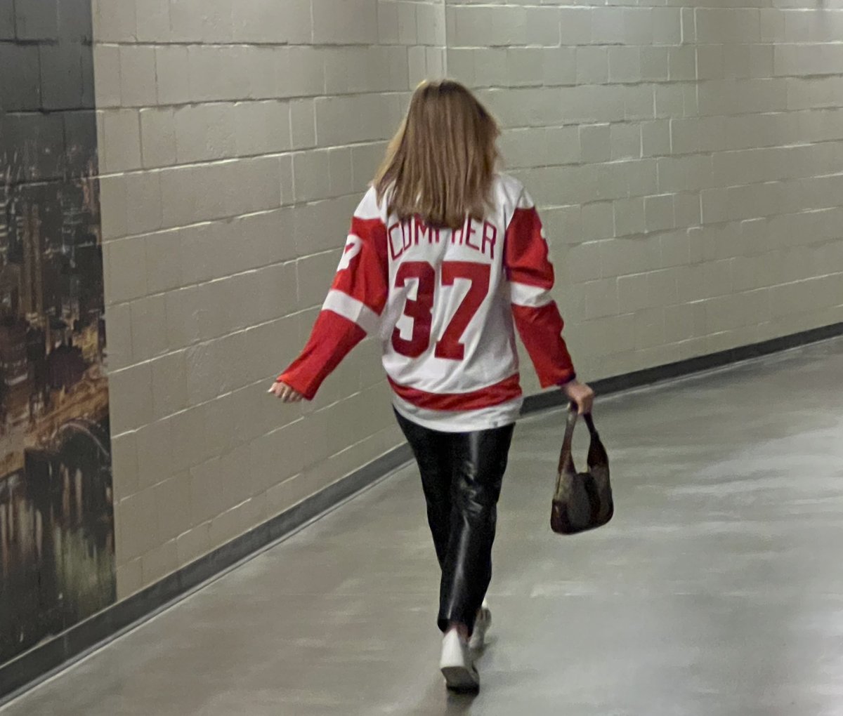 JSB_TV's tweet photo. Jesse Compher from @PWHL_Toronto ahead of game vs. @PWHL_Montreal in Pittsburgh repping her brother JT’s jersey - @DetroitRedWings play @penguins right after the women. What a cool moment for their parents. #PWHL #TakeoverWeekend https://t.co/7jcf8Mbr4Y