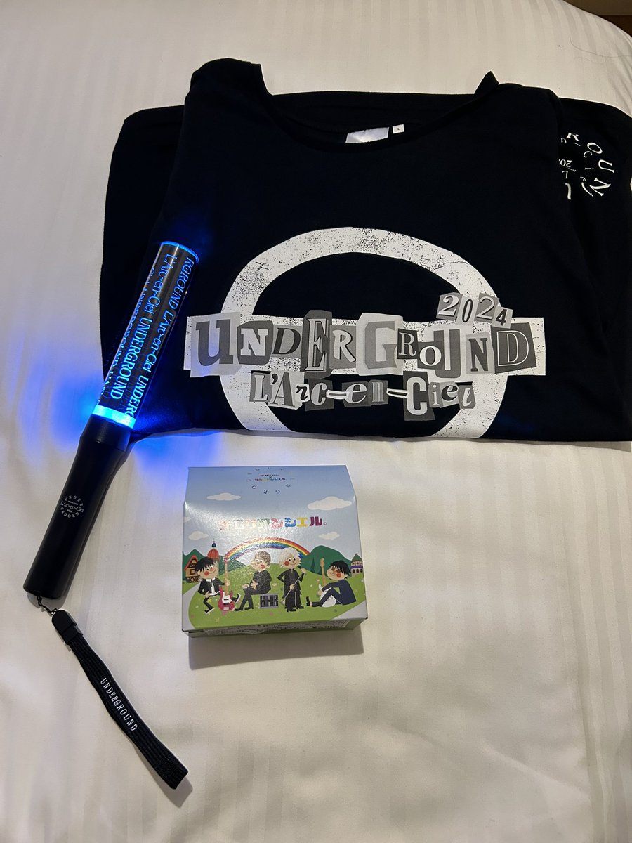 yu_La810201_r1's tweet photo. パンフとラルカフェのコースター2個とチロリアンシエルのステッカーと銀テ🌈
アングラのモノクロTシャツとペンラとチロリアンシエルは購入品✨チロリアンシエル可愛すぎ🌈🌈🌈
パンフの中身を見ましたが…バンギャほいほい…
#L'Arc〜en〜Ciel
#UNDRGROUND
#マリンメッセ福岡 https://t.co/hJSYFiS413