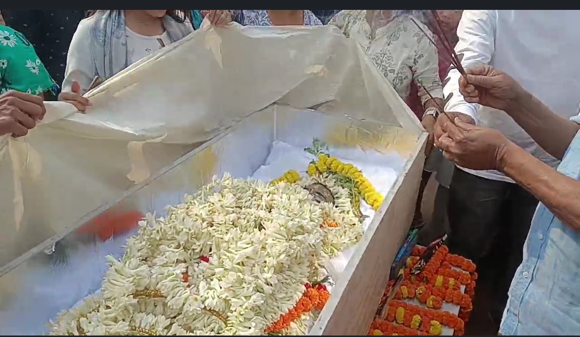 Mortal remains of #AmarnathGhosh reached his hometown Suri.. his journey ended at 33, Panch Tatva merged into the Panch Mahabhuta.. .. another chapter closed, another case shut.. leave alone being punished, his killers are not even identified!! #JusticeForAmarnathGhosh…