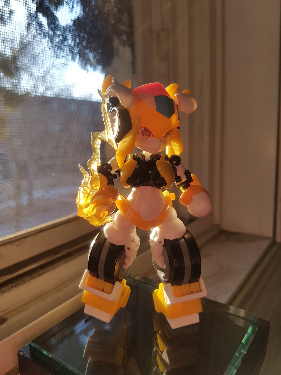 TheLocalBard's tweet photo. Got some pics in just as dawn broke.
Yes it's Thunderlight again! There will be more.
#BigFirebirdToy #MagicHenshin #Thunderlight #GoodMorning #ToyPhotography @Phoenix_BFB https://t.co/4diTZFAjIc