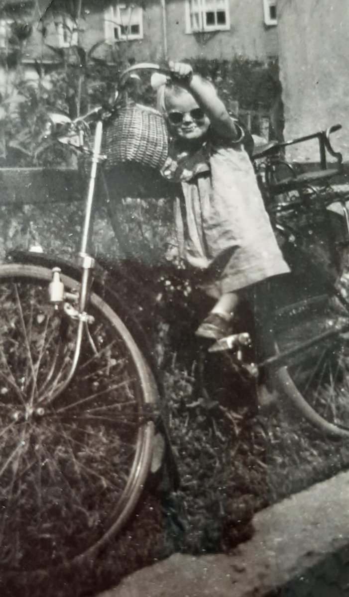 WhoElse53's tweet image. Wat een mooie jeugd..geen zorgen en niet wetende van woke, trans, kunstvlees...zover ik wist jongens en meisjes, kleine winkels, griep, mazelen de bof uitzieken en klaar. Mama thuis papa werkte en toch een auto, lekker eten, geen luxe maar mijn luxe was mijn jeugd en dat besef ik