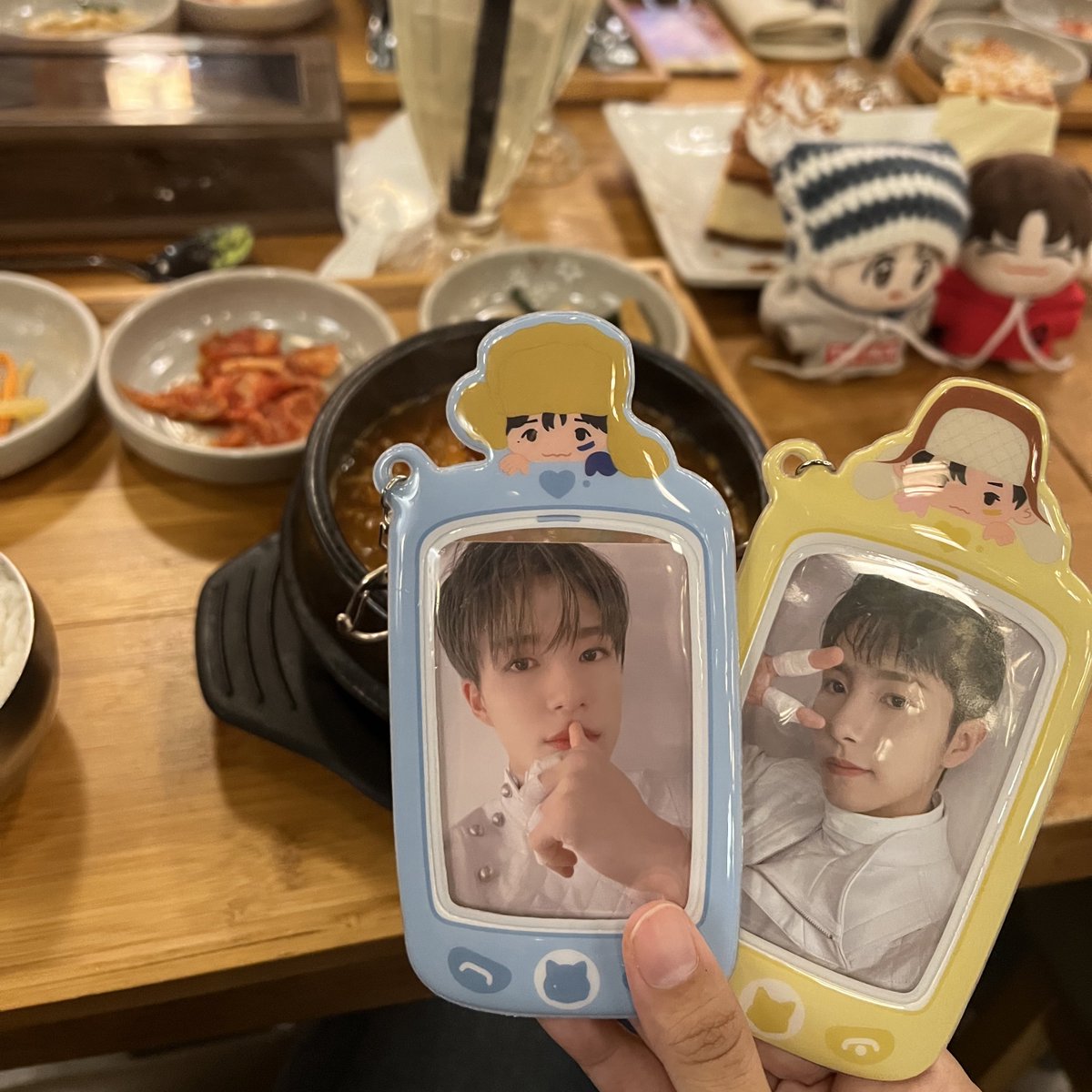nakamtyunicorn's tweet photo. Renjunnie’s pre-birthday celebration with the jenrenists’ usrah crew! 💛🩵
(ft. TXT frame, layankan jelah syi ye)
— w @amyleejn @375dotcom @doiecat96
#323WithRenjun #StyleWithRen #RunwayREN https://t.co/Mu0IyVMxfF