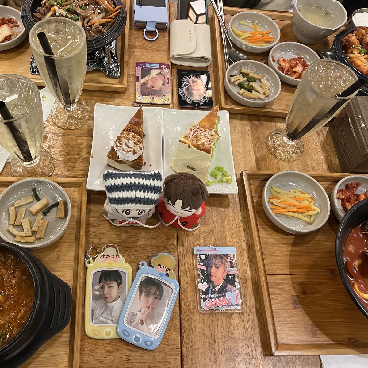 nakamtyunicorn's tweet photo. Renjunnie’s pre-birthday celebration with the jenrenists’ usrah crew! 💛🩵
(ft. TXT frame, layankan jelah syi ye)
— w @amyleejn @375dotcom @doiecat96
#323WithRenjun #StyleWithRen #RunwayREN https://t.co/Mu0IyVMxfF