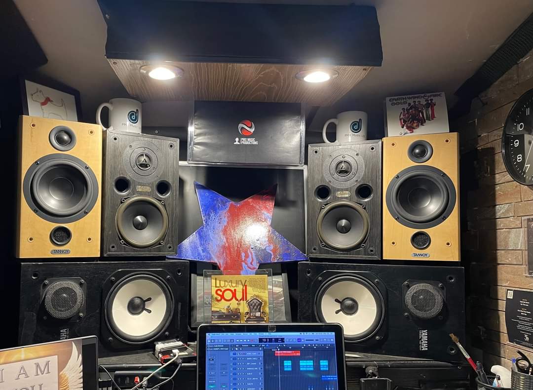 ParadiseProjex's tweet image. 🖤🤍💜 Mixing in the studio today - sounding incredible 🖤🤍💜 #lp #newmusic #theparadiseprojexprojex #paradiseprojexfamily