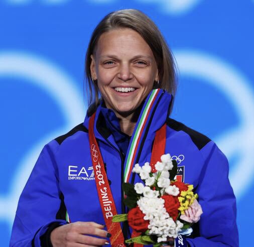 Arianna #Fontana torna alle gare dopo due anni e conquista uno scintillante bronzo 🥉

L’atleta italiana più medagliata di sempre ai Giochi Olimpici Invernali, ferma da Pechino 2022, chiude terza i 1000 metri ai Mondiali di Rotterdam ⛸️

#WorldShortTrack #ShortTrackSkating