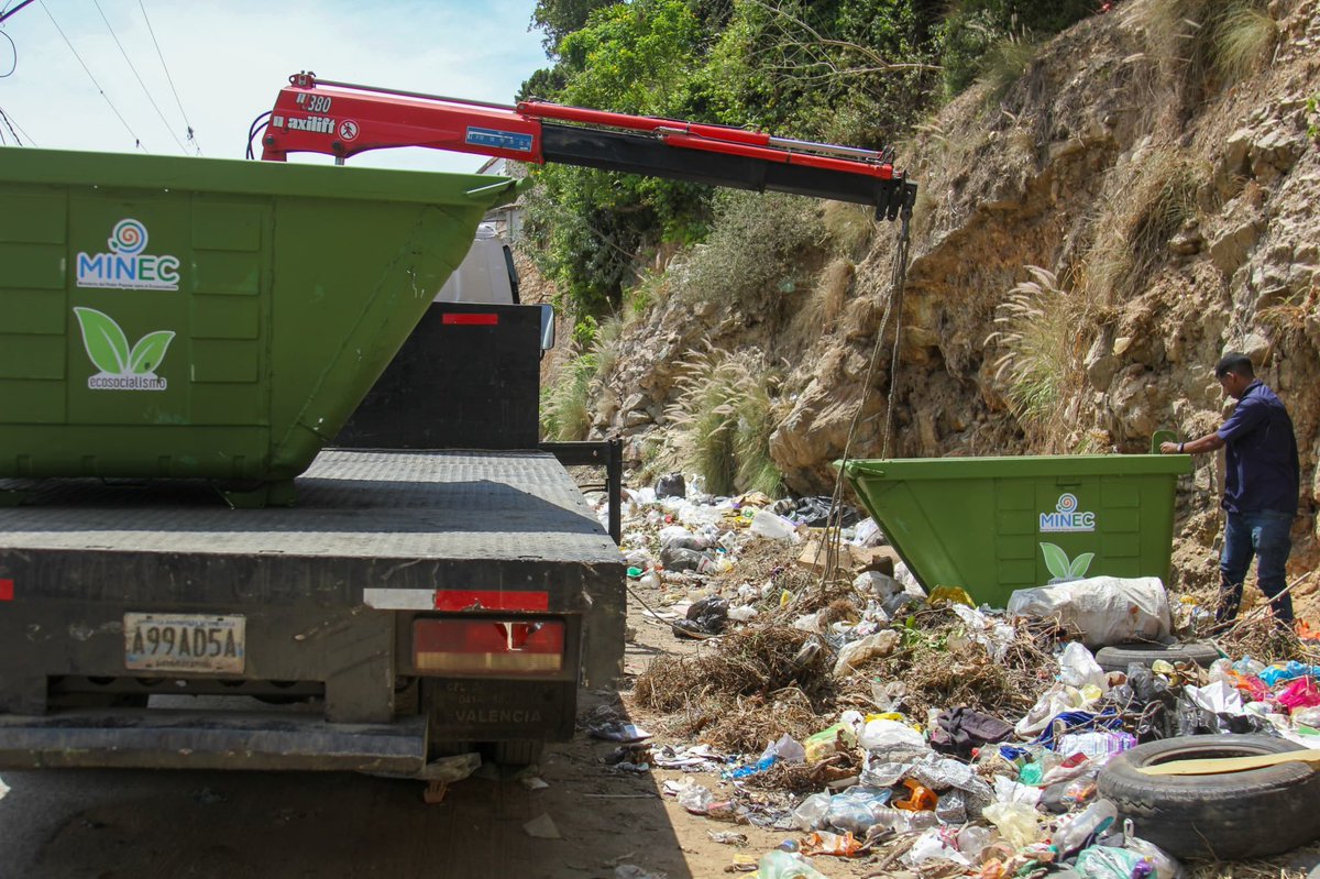 viceservicios's tweet photo. A propósito del Plan de Abordaje Integral para Caracas, liderada por la #VPSOPS, con el objetivo de fortalecer las acciones de recolección de desechos sólidos, el pasado viernes, el Equipo de Gestión Ecosocialista entregó 10 contenedores de basura en la parroquia Sucre.

#22Mar https://t.co/keMRuIWpm1