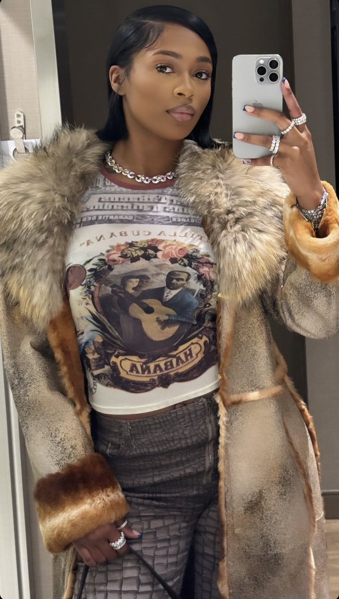 wmnswear's tweet photo. A real pretty b****

Dess Dior in our Daphne brown jeans 😍😍😍 https://t.co/z0N9hL0Y0m