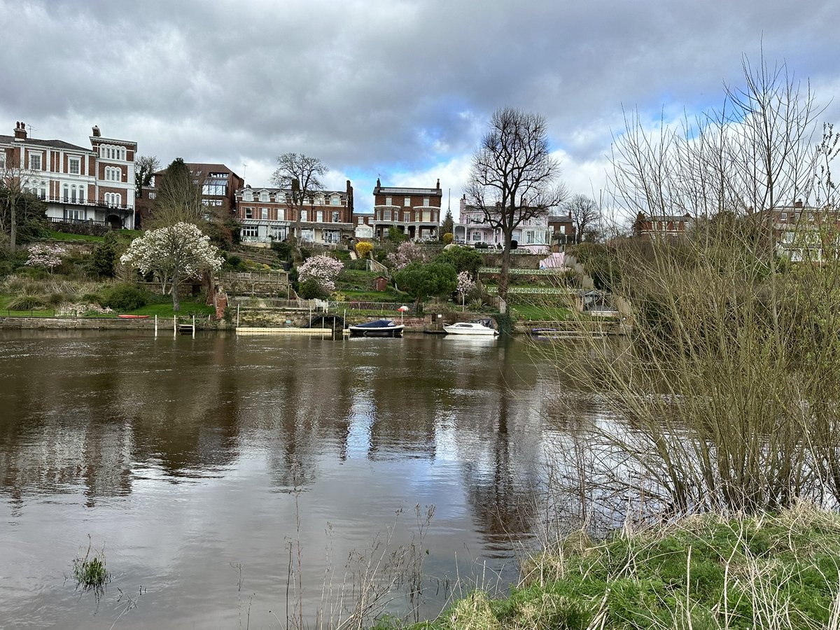 RiversideCris's tweet photo. Another weekend - another river bank. #rowingmum https://t.co/Uw5aj2gGoU