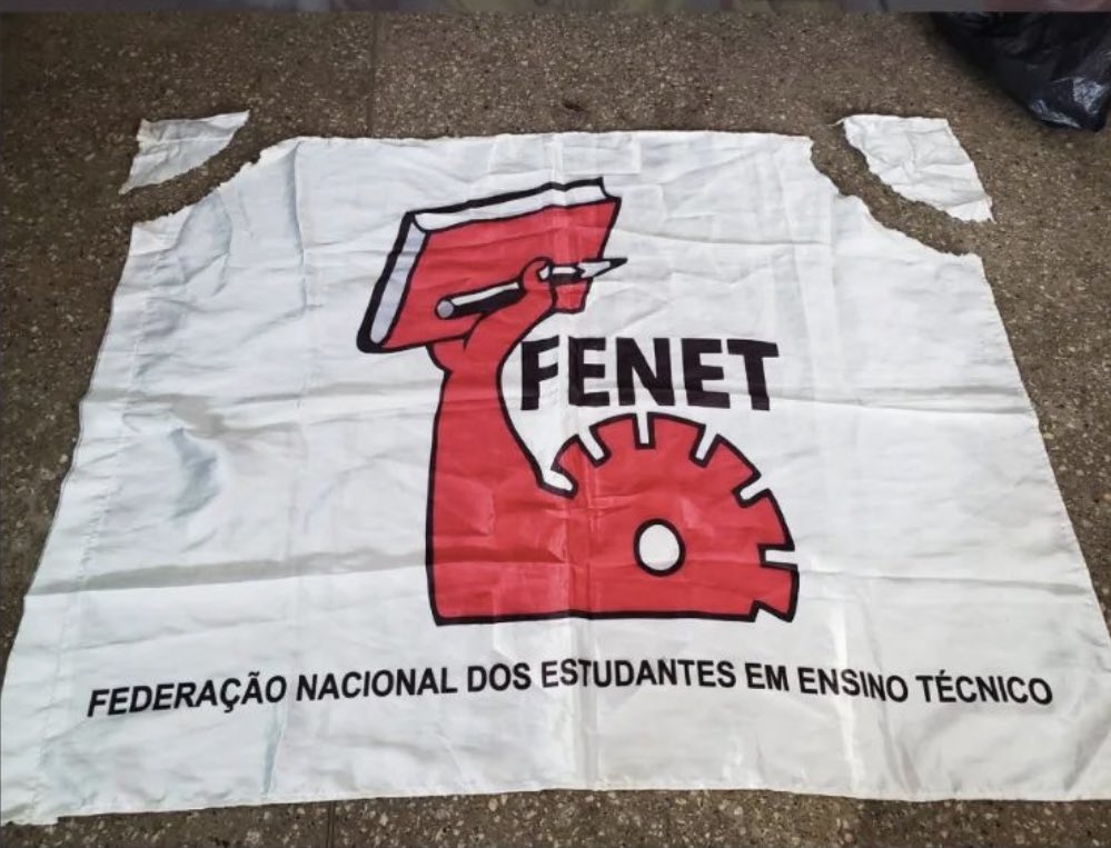 CorrentezaBR's tweet photo. 🚨 DENÚNCIA: UJS INVADE ALOJAMENTO DO MOVIMENTO REBELE-SE E RASGA BANDEIRA DA FENET

Apesar de entoar palavras de ordem em defesa da democracia, a UJS/PCdoB adota práticas violentas e covardes contra aqueles que divergem da direção majoritária da UBES e da UNE. https://t.co/7UJFP7c6ad