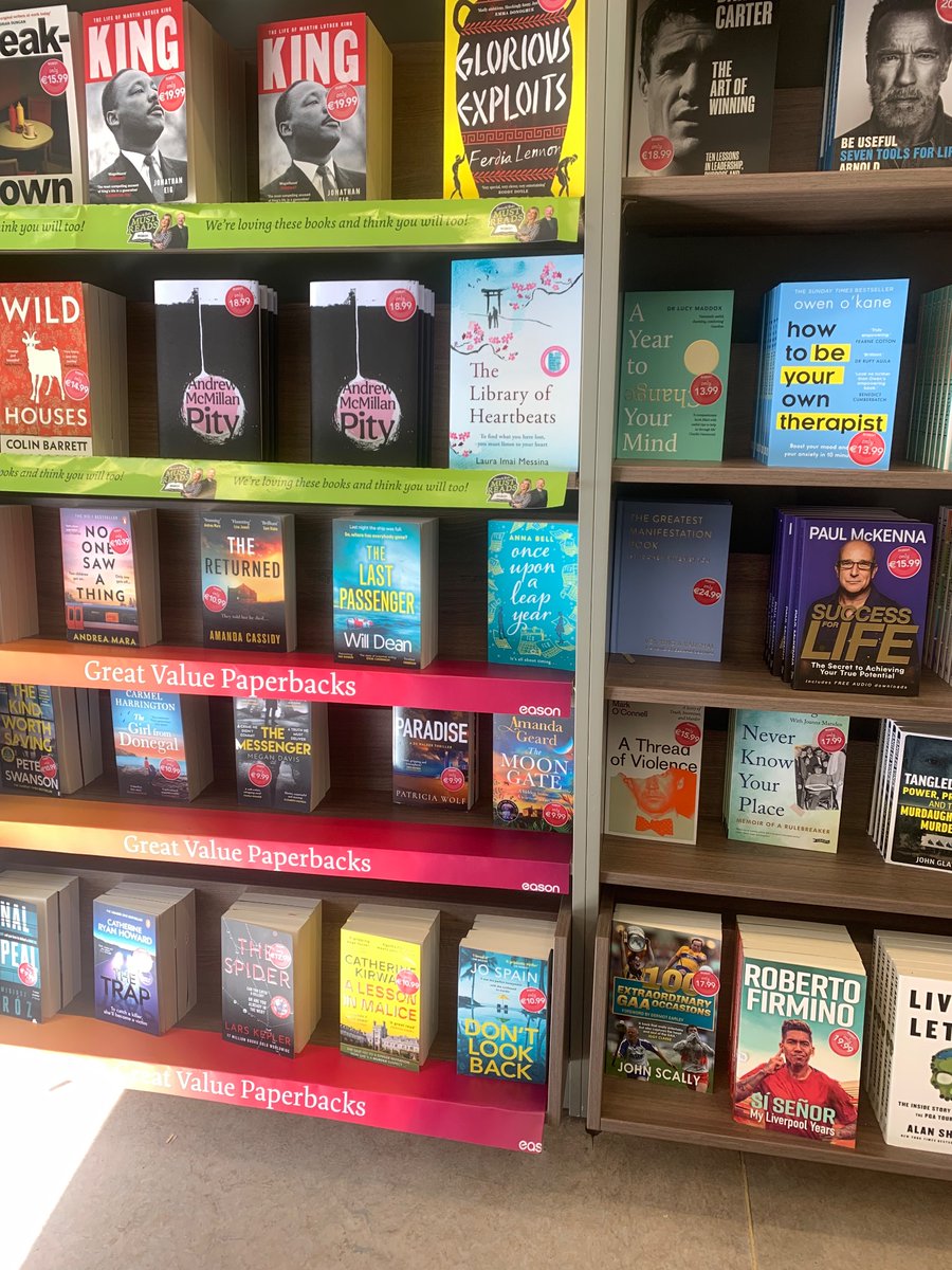 Always a treat to see my authors front and centre in a bookshop - hello @AnnaBell_writes from Easons in Tralee this morning 🥰