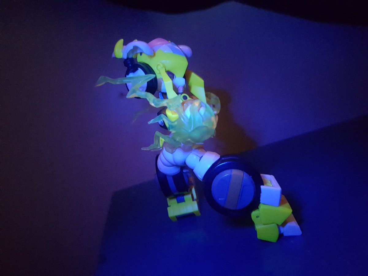 TheLocalBard's tweet photo. @Phoenix_BFB And here's some from just before the sun came up. I'm trying to not fall asleep again immediately after waking up and taking pictures seems to help.
#BigFirebirdToy #MagicHenshin #Thunderlight #GoodMorning #ToyPhotography @Phoenix_BFB https://t.co/heKzqntcS5