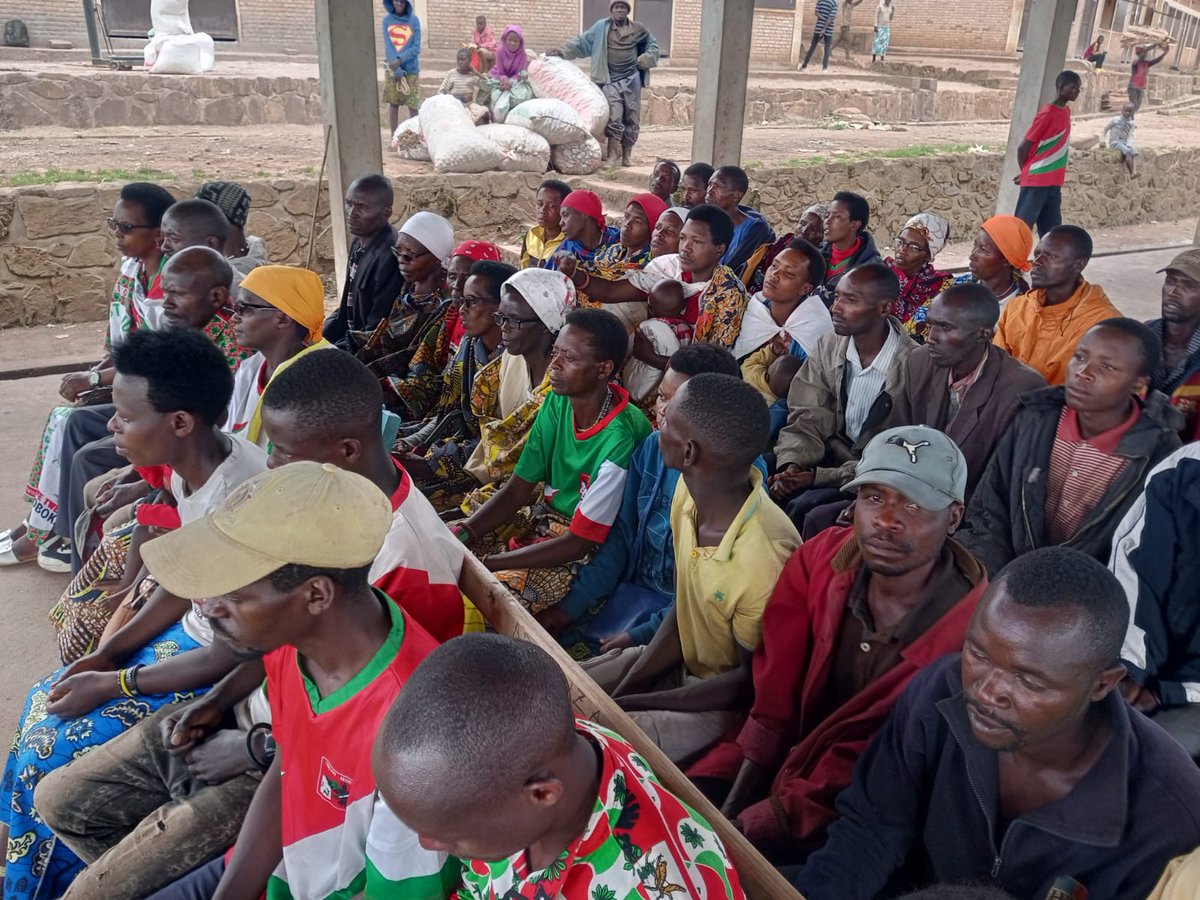 Cnddfdd_Rwibaga's tweet photo. #NSAVYIMANAIldephonse umunyamabanga w umugambwe CNDD FDD muri komine yagutse #Rwibaga yagendeye abagumyabanga kuri uyu wa 17.3.2024 Ku mutumba #Mayuyu zone #Mukike. Yashimiye indongozi zitwara ama zone n imitumba Ku bikorwa vyiza ziriko zirangura
#M_Doriane
#Cndd_fdd https://t.co/byHljPaadL