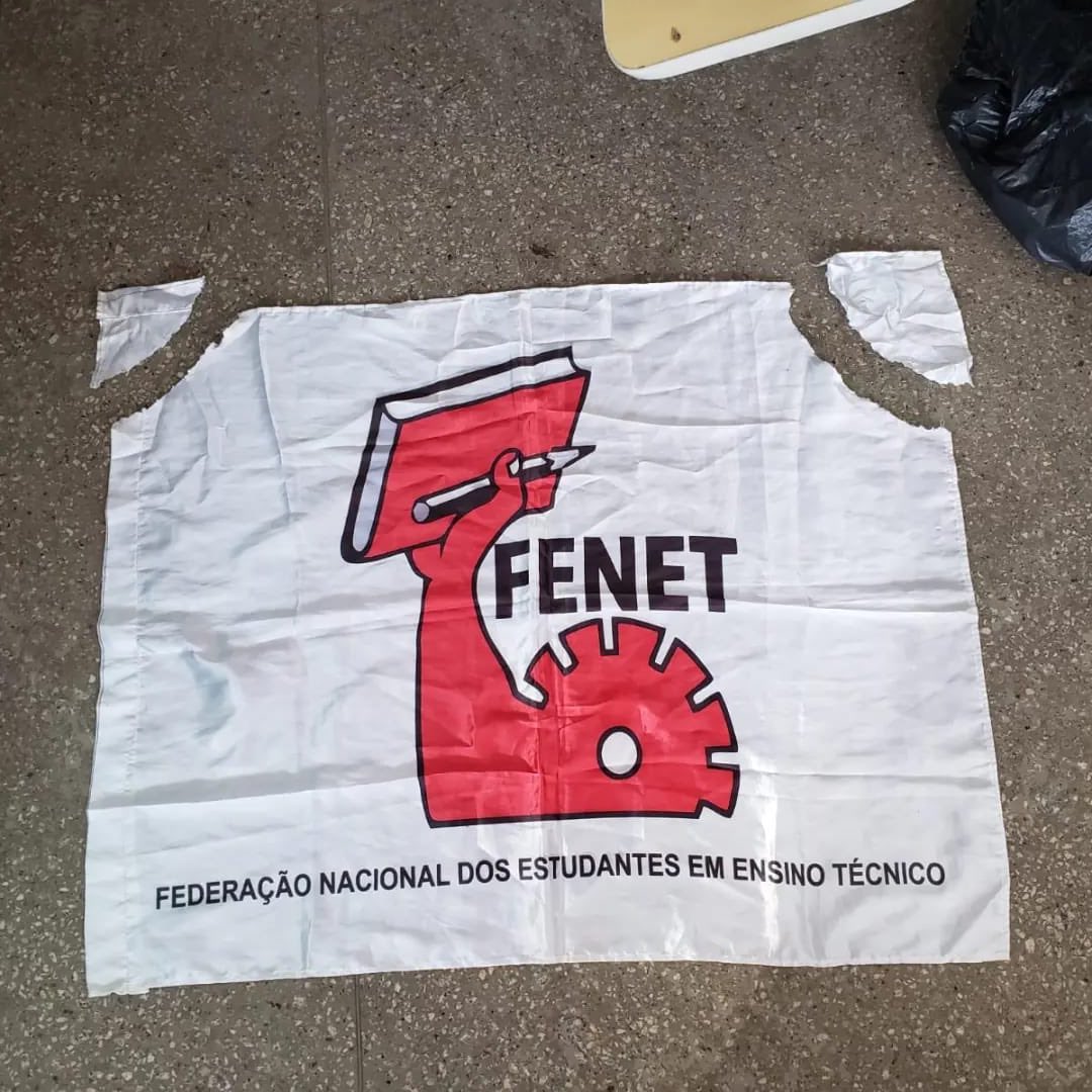 joninhasdarocha's tweet photo. Diretores da FENET sofrem violência e tem bandeira rasgada no 22º CONEG da UBES!

A UJS além de trazer organizações de extrema-direita para o movimento estudantil, agora também, tem adotado suas práticas e métodos de perseguição aos seus opositores! Um absurdo isso ocorrer no ME! https://t.co/KBVJEk3lRn