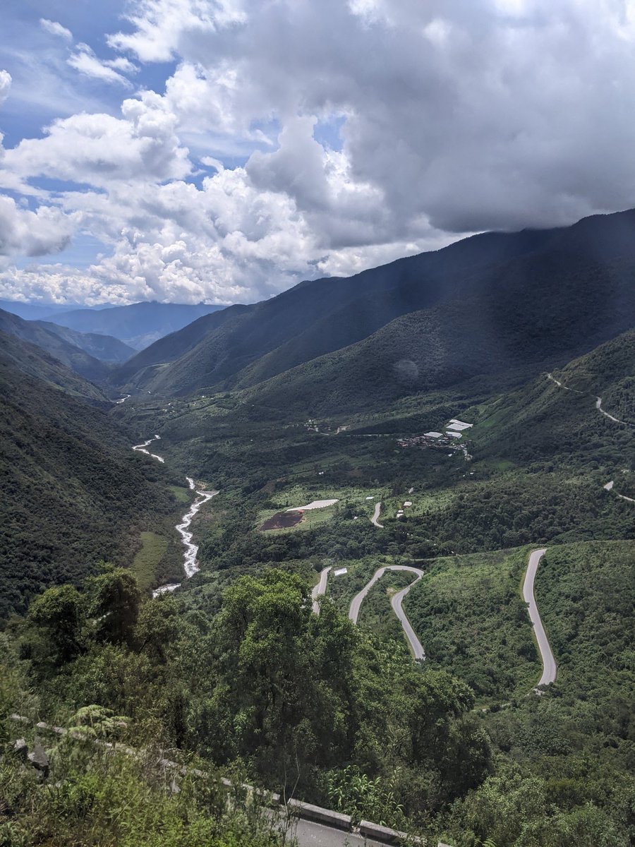 shinnotes's tweet image. しかし長年のモヤモヤがペルー旅の中で言葉になった気がするな。

わかってるけど言葉になってない感じから一歩進んだ感。

それはペルーの生きた山や川に包まれたことと無関係ではないし、中南米の人びとの魂から発する暖かさに、お互いコミュニティの外で触れ合ってきたたことと確実に関係している。