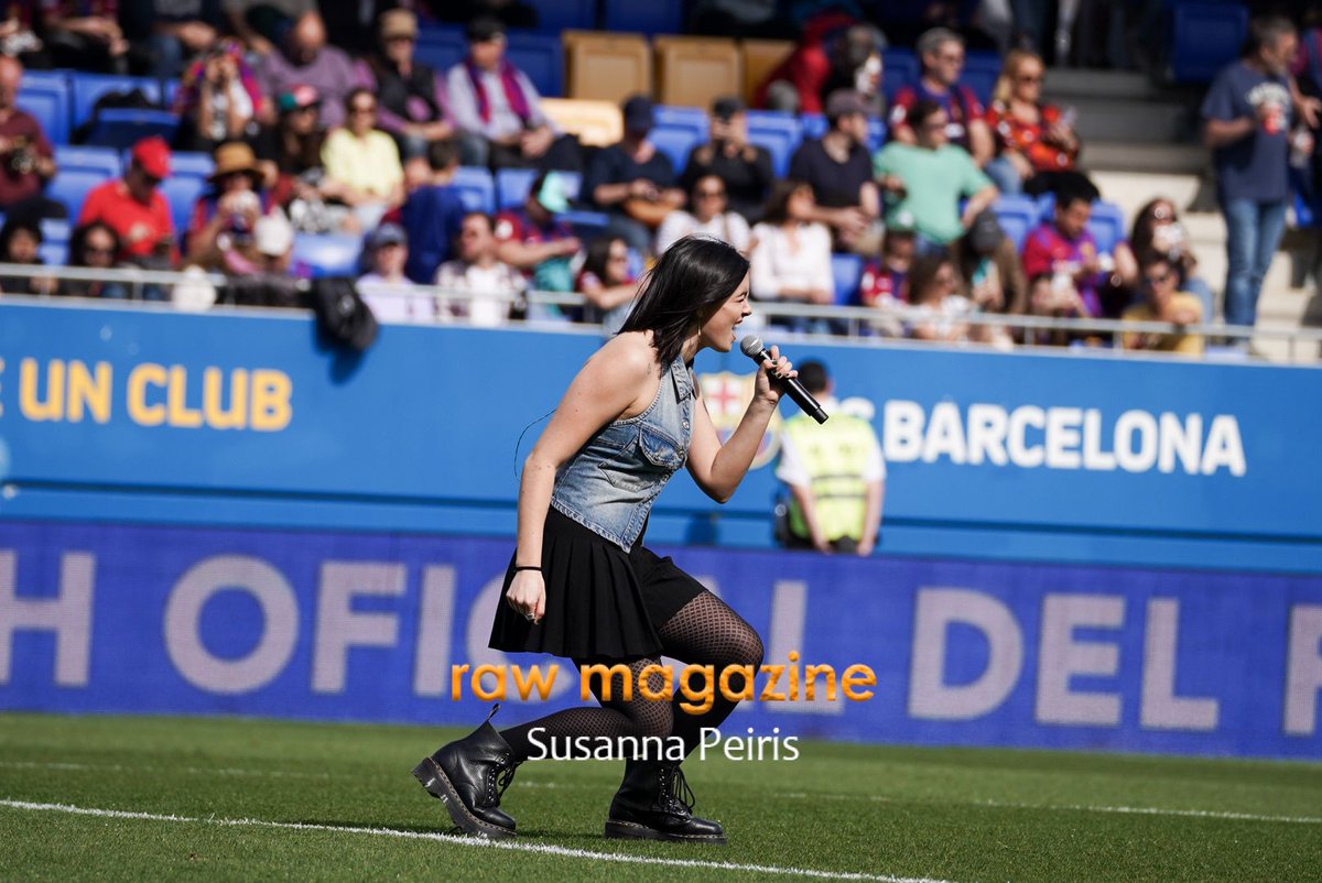 rawmgzn's tweet photo. Durante el tiempo de descanso en el Estadio Johan Cruyff, Chiara Oliver (@chiaraoliver) deleitó a lxs aficionadxs con su single #MalaCostumbre 💙❤️
#LigaF #ChiaraXBarçaFem #KiVi17M #OTDirecto17M
📸 @SPeiris95
Se ruega que se respeten las marcas de agua. ⛔️ https://t.co/kY8J2cXM2A