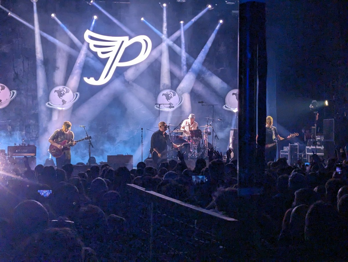 Banzai1970's tweet photo. What a show last night night #Pixies https://t.co/XZ95hhlPMb