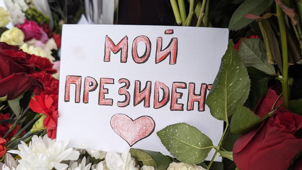 AntigonaFreeman's tweet photo. Сегодня у могилы собравшиеся люди говорили, что пришли к настоящему президенту. https://t.co/HC26d0dbq5