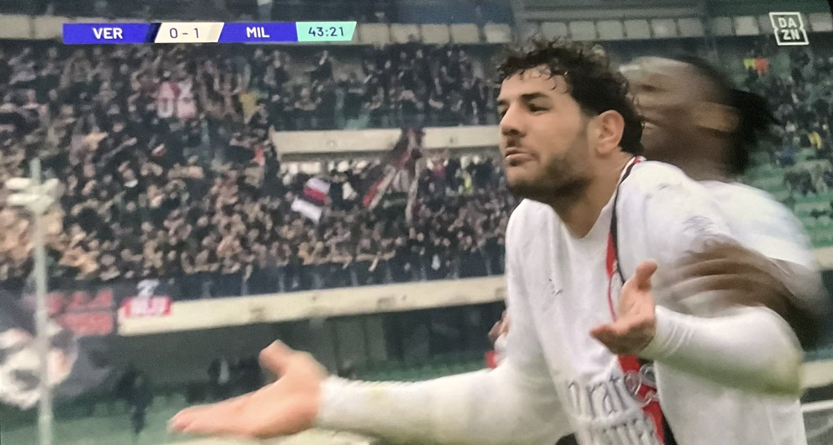 GuarroPas's tweet photo. Theo Hernandez ha chiaramente scimmiottato Dimarco e la sua esultanza, prendendo in giro lui e l’Inter per l’eliminazione in Champions. https://t.co/jHTgCrBBf9