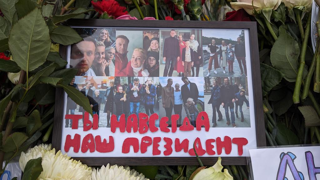 AntigonaFreeman's tweet photo. Сегодня у могилы собравшиеся люди говорили, что пришли к настоящему президенту. https://t.co/HC26d0dbq5