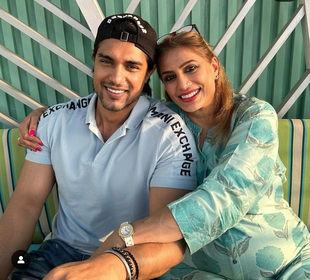 TeamPriyankitFC's tweet photo. Rajiv, his mom and PriyAnkit spending quality time together 🩷✨
@PriyankaChaharO @ankit_gupta611 ✨

#PriyAnkit #PriyAnkitForever ✨
#AnkitGupta #PriyankaChaharChoudhary #priyankit𓃵 #PriyankitWarriors https://t.co/Hf4qcfuudA