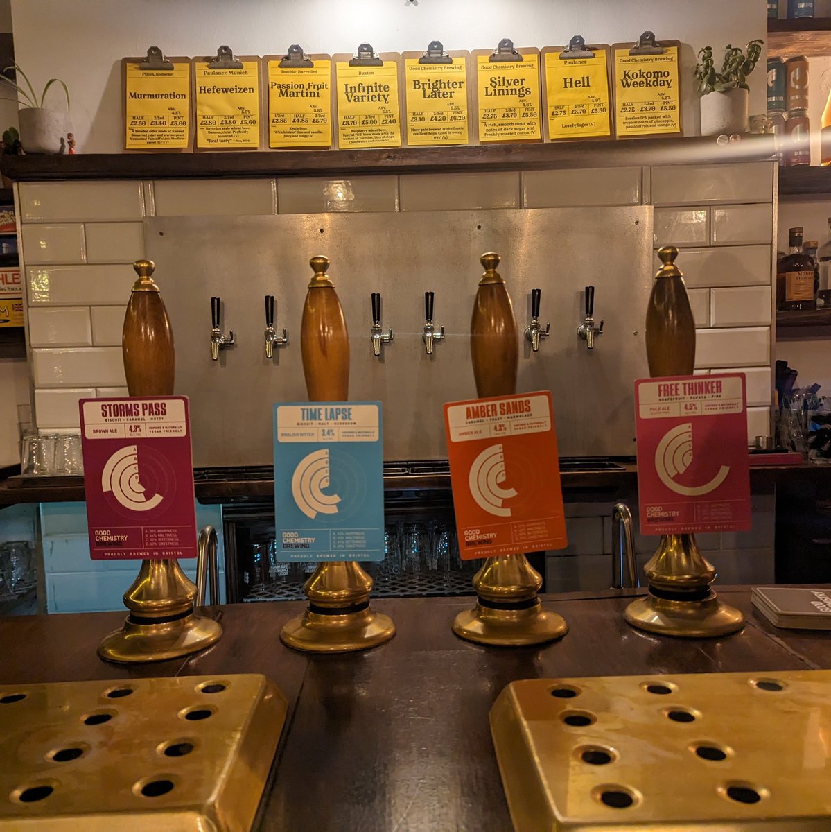 Beautiful line-up of cask beer on today - GCB's latest re-brew of brown ale Storms Pass💜, classic English bitter Time Lapse💙, amber ale Amber Sands🧡 & brand new pale Free Thinker🩷 Like all their beers these are naturally suitable for vegans, & the pale is gluten free too🙌🏻💛