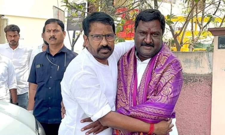 RebbaSaikumar's tweet photo. Malkajgiri parliament BRS Party MP Candid Ragidi Laxma Reddy Garu Came to Meet Nandhikanti Sridhar Anna 'X' MBC Development Corporation Chairman of Telangana State and Marri RajaSekhar Reddy Anna MLA MAlkajgiri...
#RebbaVasuMunnur #RVM
#Hunger_Helpers #Found
#TeamRVM #SocialMedia https://t.co/Z0JaiHInhI