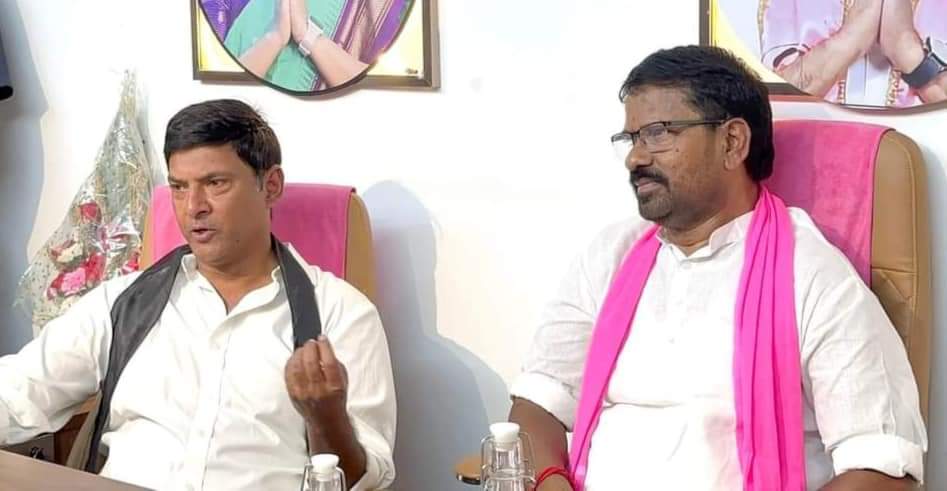 RebbaSaikumar's tweet photo. Malkajgiri parliament BRS Party MP Candid Ragidi Laxma Reddy Garu Came to Meet Nandhikanti Sridhar Anna 'X' MBC Development Corporation Chairman of Telangana State and Marri RajaSekhar Reddy Anna MLA MAlkajgiri...
#RebbaVasuMunnur #RVM
#Hunger_Helpers #Found
#TeamRVM #SocialMedia https://t.co/Z0JaiHInhI