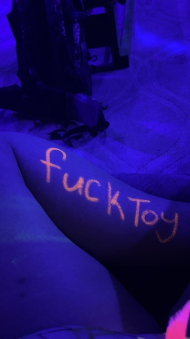 Had a really fun time at the glow party 😈😝 https://t.co/nBjr46aAtr