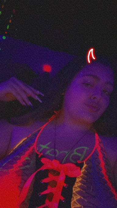 Had a really fun time at the glow party 😈😝 https://t.co/nBjr46aAtr