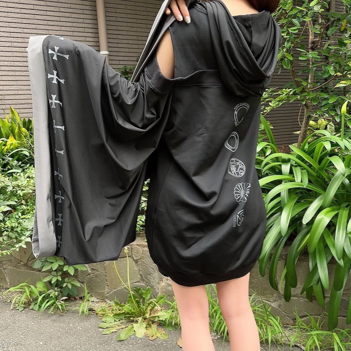 NieR_tokyo's tweet photo. 🎁本日〆切プレゼント企画🎁

着物風袖OFF-SHOULDER 
BLACK HOODIE 【FRONT ZIP】

🎁3名様にプレゼント🎁

ユニセックスアイテムです🐰

◼応募方法
フォロー(@NieR_tokyo) &amp; RT
◼締切〆  本日24時

※鍵垢の方も対象内です。

是非ご参加ください🙇‍♂️🙇‍♀️ https://t.co/eiW26GwnX5