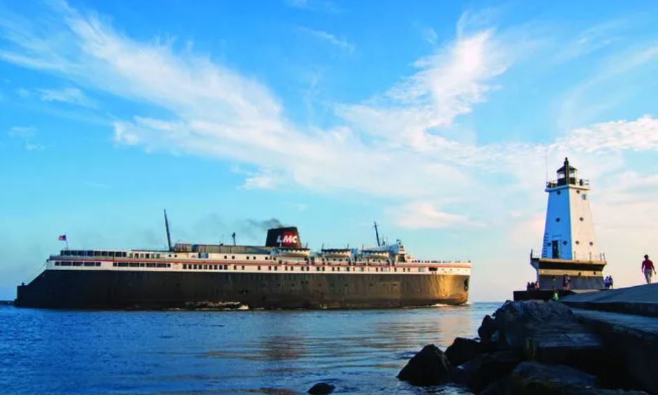 We love Ludington, and we think it’s time they get their flowers. Ludington is in the running for best historic small town by USA Today @10Best, show some Michigan love and vote today! puremi.ch/3Po0FuK @Pure_Ludington Photo courtesy of Todd and Brad Reed Photography