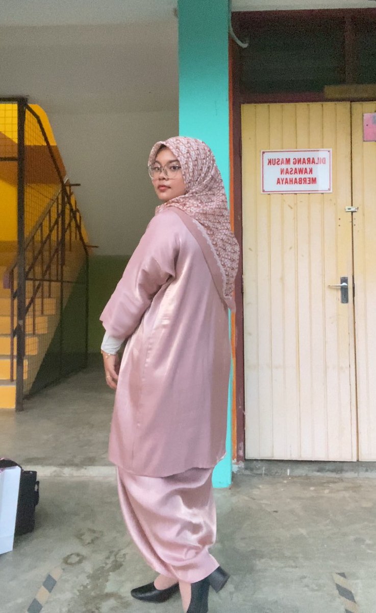 weird pose but look how cute my outfit is! 💖

my baju kurung from @FeverGlam_ !

🛒 shope.ee/qM3h8vnPP