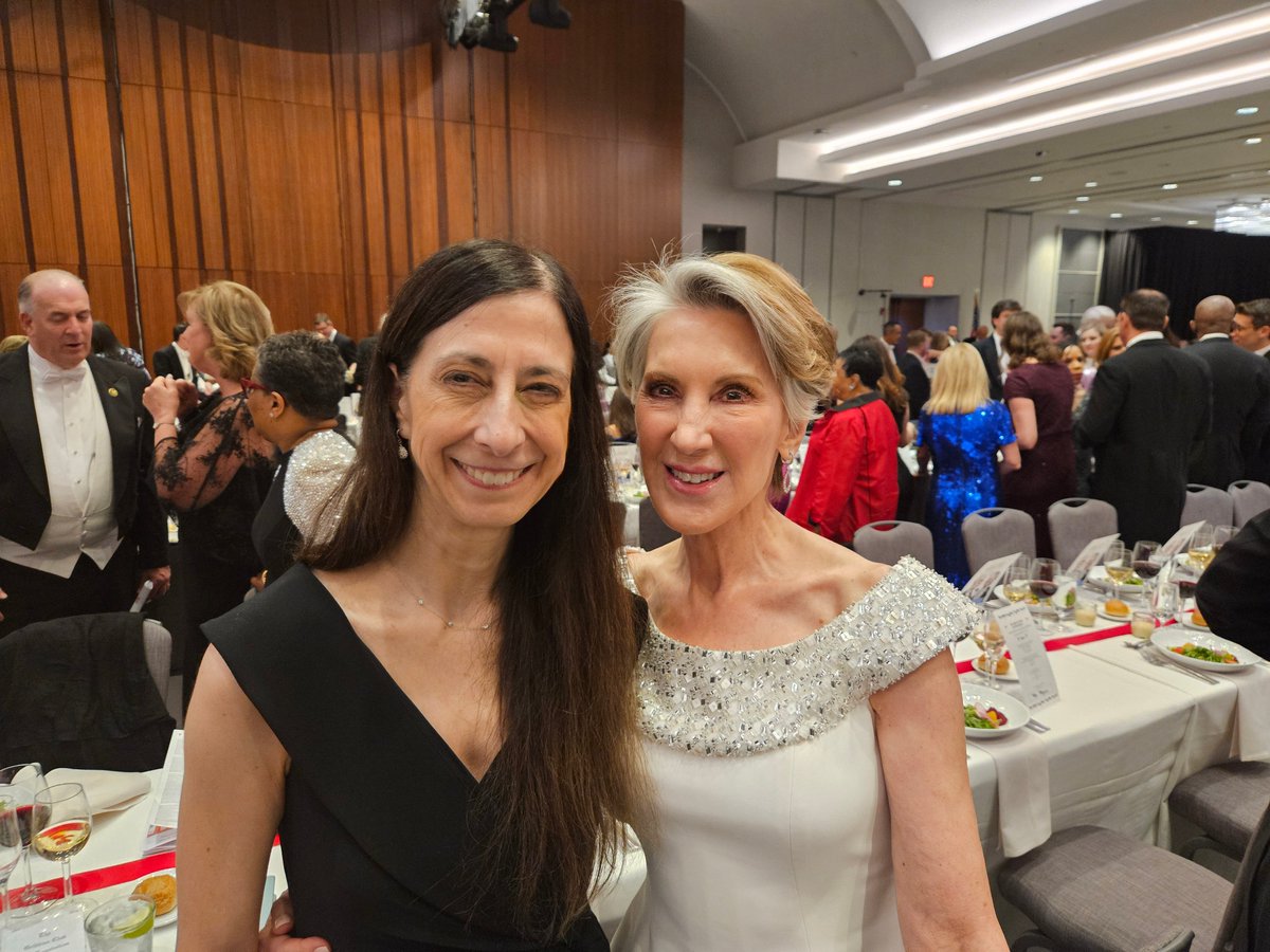 marysmith828's tweet image. Great to see @CarlyFiorina, a member of the @ABAesq Task Force for American Democracy at the Gridiron Dinner celebrating freedom of the press. A free press is an important foundation of democracy. #democracydiesindarkness