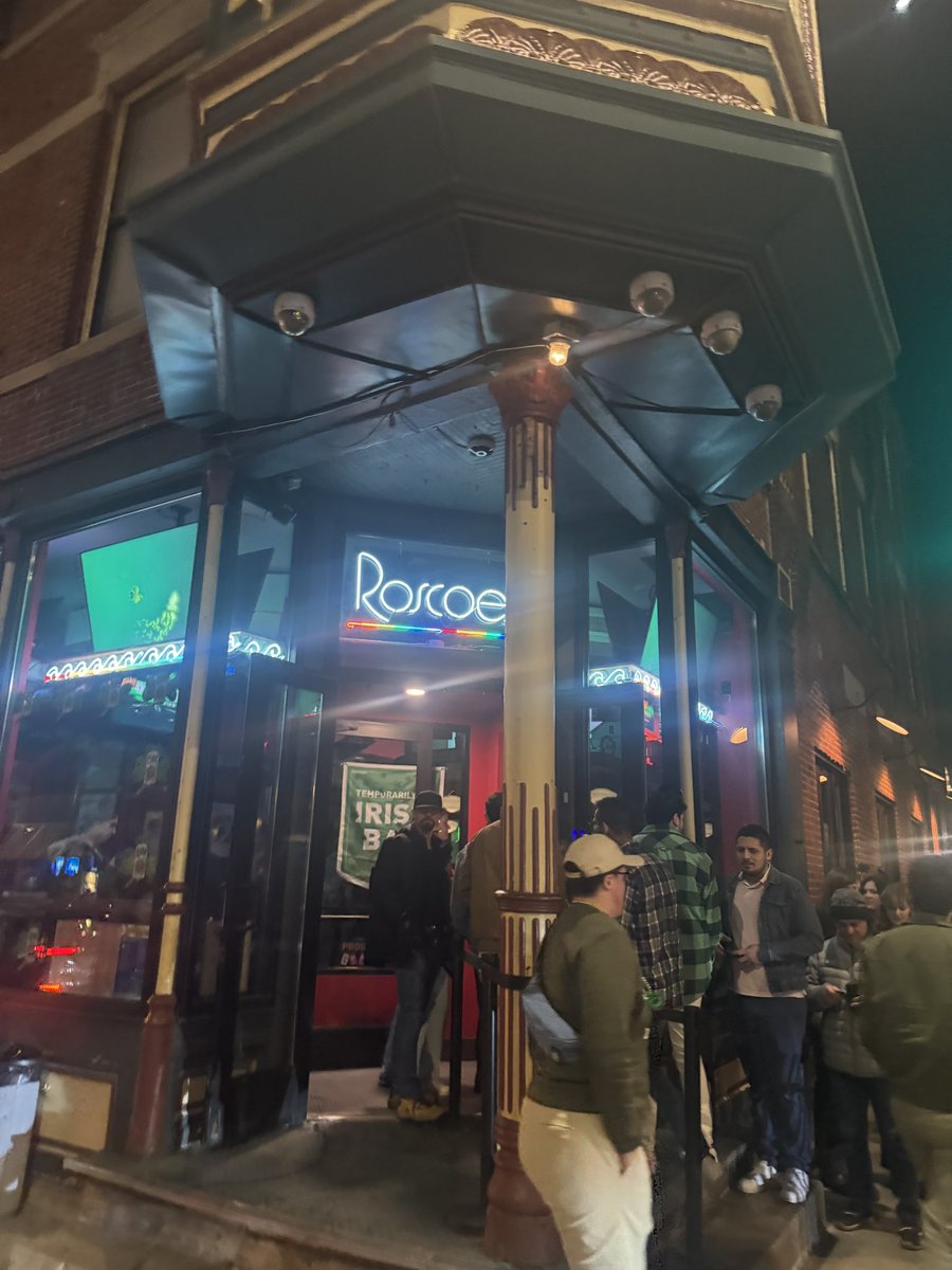 iam_kenito's tweet photo. Where are all the boys at? #Roscoes #Boystown #Chicago https://t.co/MNzNfeaZfP