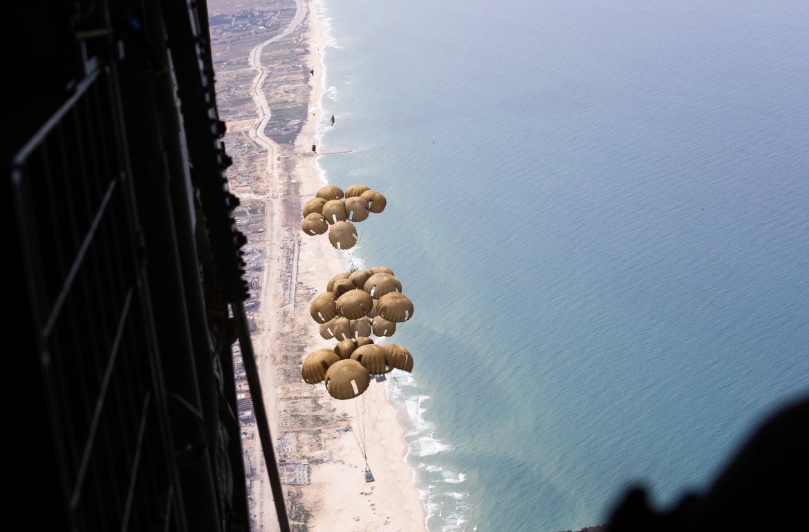 Update #AirDropforGaza: Today, @Team_Luftwaffe & colleagues from @EtatMajorFR dropped 4.4 tons of food over drop zone 11 on the beach in Gaza.The team wasn’t alone in providing humanitarian aid from the air: Our colleagues operated together with planes from the USA, Jordan, Egypt