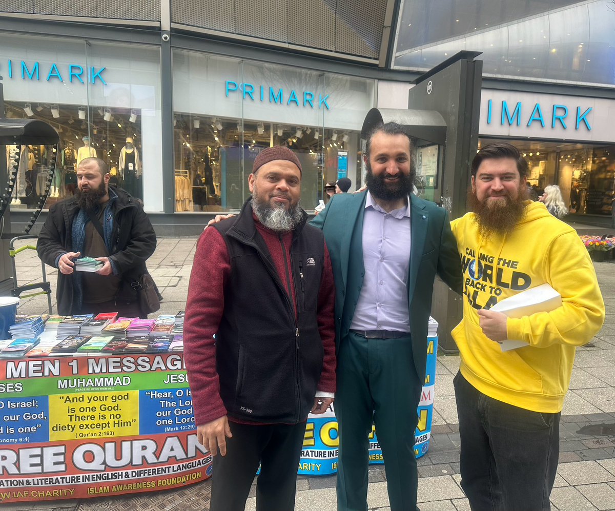 iafcharity's tweet photo. Brother @SubboorAhmad  and Br @Esakhan91 from @iERAorg made a surprised visited to our dawah table today at Birmingham city centre. It was a such a pleasure to see the brothers. May Allah accept their efforts and keep them blessed
#Ameen https://t.co/km30eBrIQn