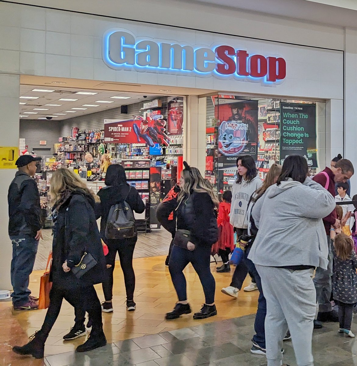 🛍️ Join us this Sunday for the ultimate shopping spree at Capital Mall! With over 100 stores and eateries, there's something for everyone. Don't miss out on exploring our vibrant promenade area too! 💞