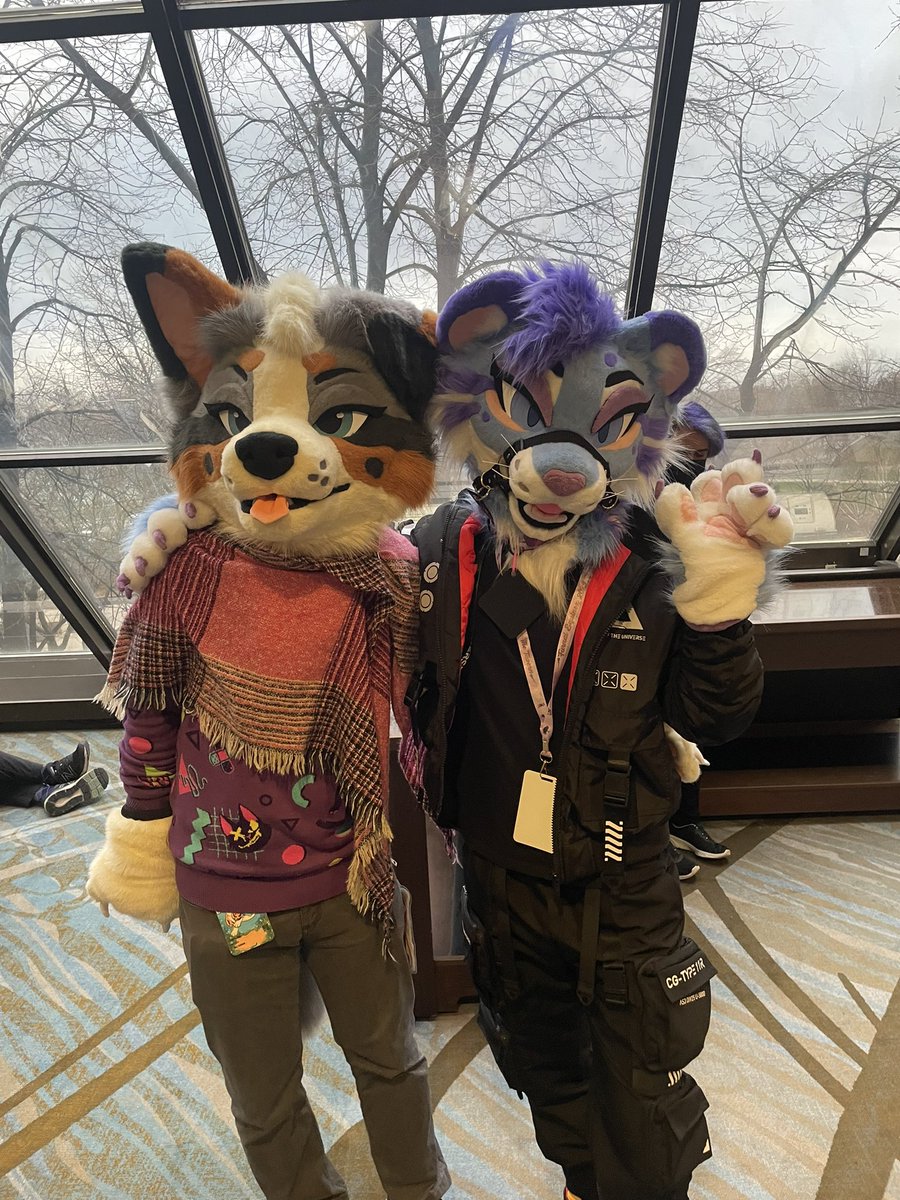 Meet my @alphalyncis suit sibling <a href="/GoldDingus/">Lykai</a> at FE! Was so much fun finally getting to say hi to them! We look so cute together! 

#FurnalEquinox