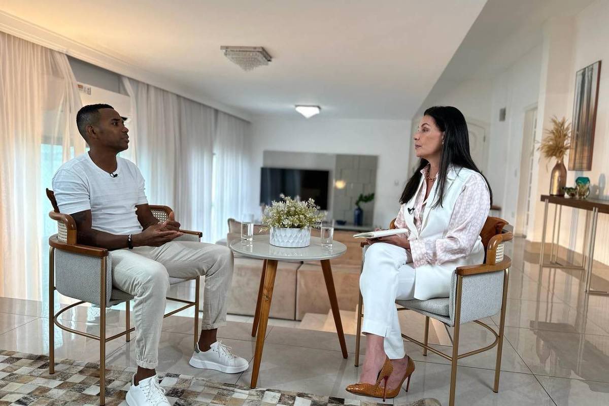 Robinho, condenado na Itália por ESTUPRO, deu 1 entrevista p/ a TV Record do Bispo Macedo.

Todo vestido d branco em cenário branco e entrevistadora MULHER toda d branco e 1 bela música triste ao fundo.

Todo cenário montado p/ passar ideia de pureza p/ um CONDENADO POR ESTUPRO!