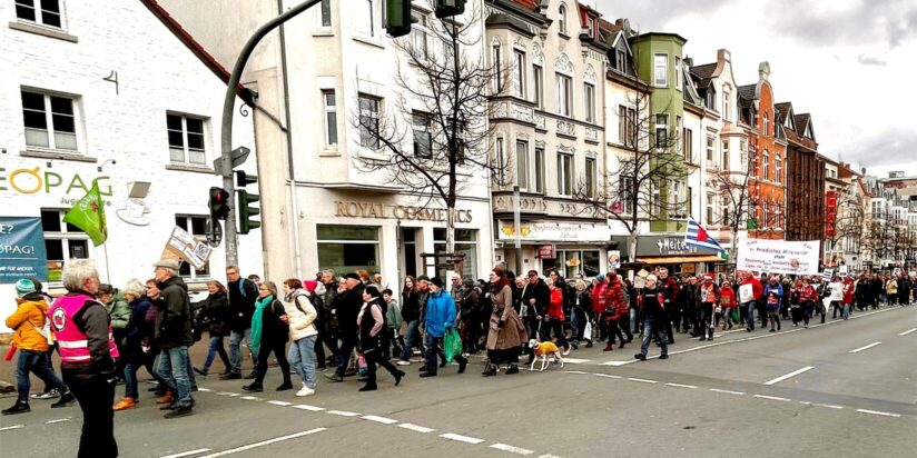 Klein aber fein: Die Demo vom Bündnis Es REicht in Recklinghausen. 500-700 Menschen. Bei den Schwurblern mit Trommeln und Endzeitstimmung waren es ca. 130. 
Wir hatten Spaß und gute Livemusik! Die AFD hatte ihren Stand abgesagt.